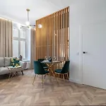 Golden Circles Apartment